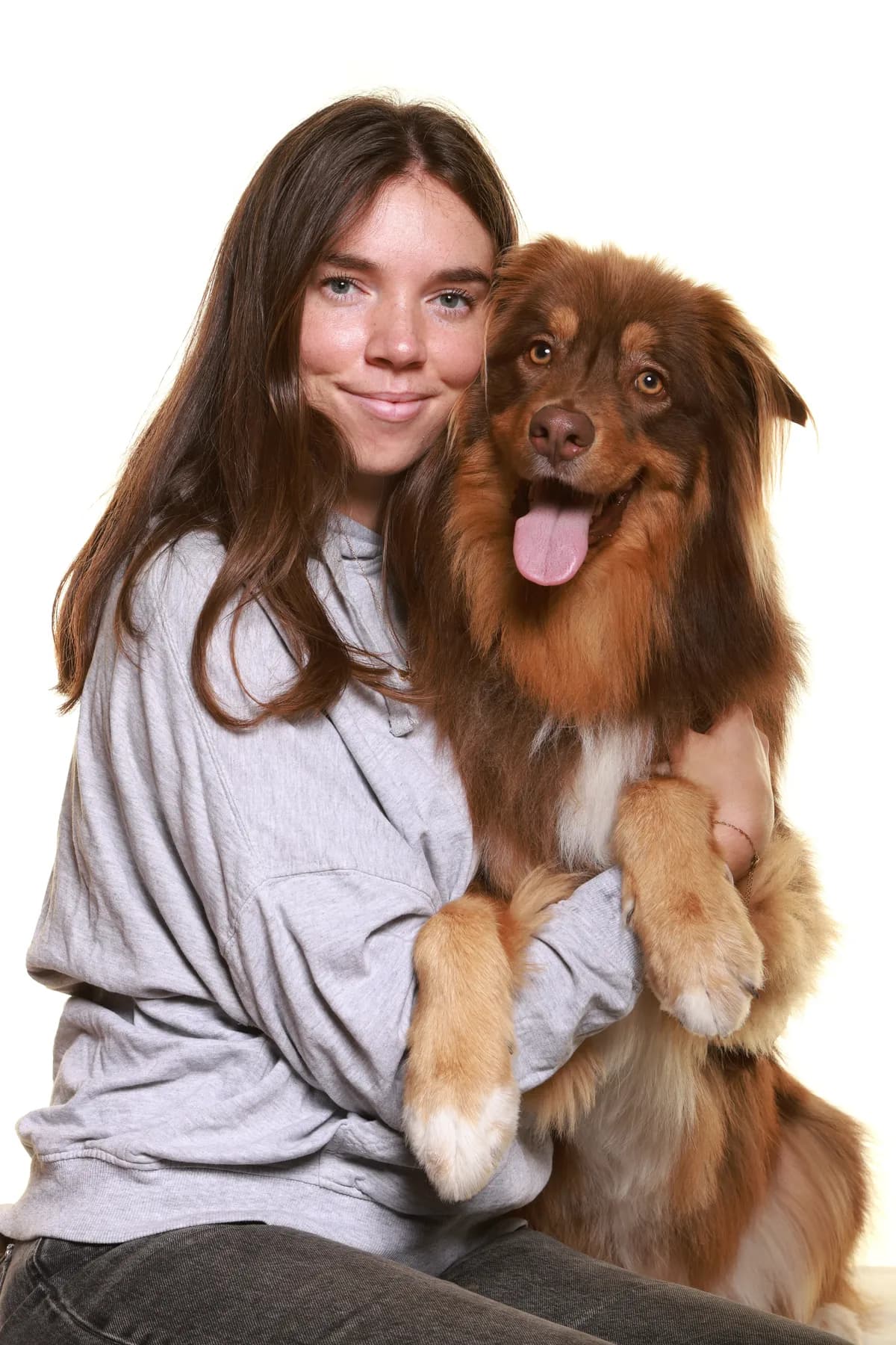 Chloé, éducatrice canine diplômée d'État à Toulouse, avec son chien berger australien